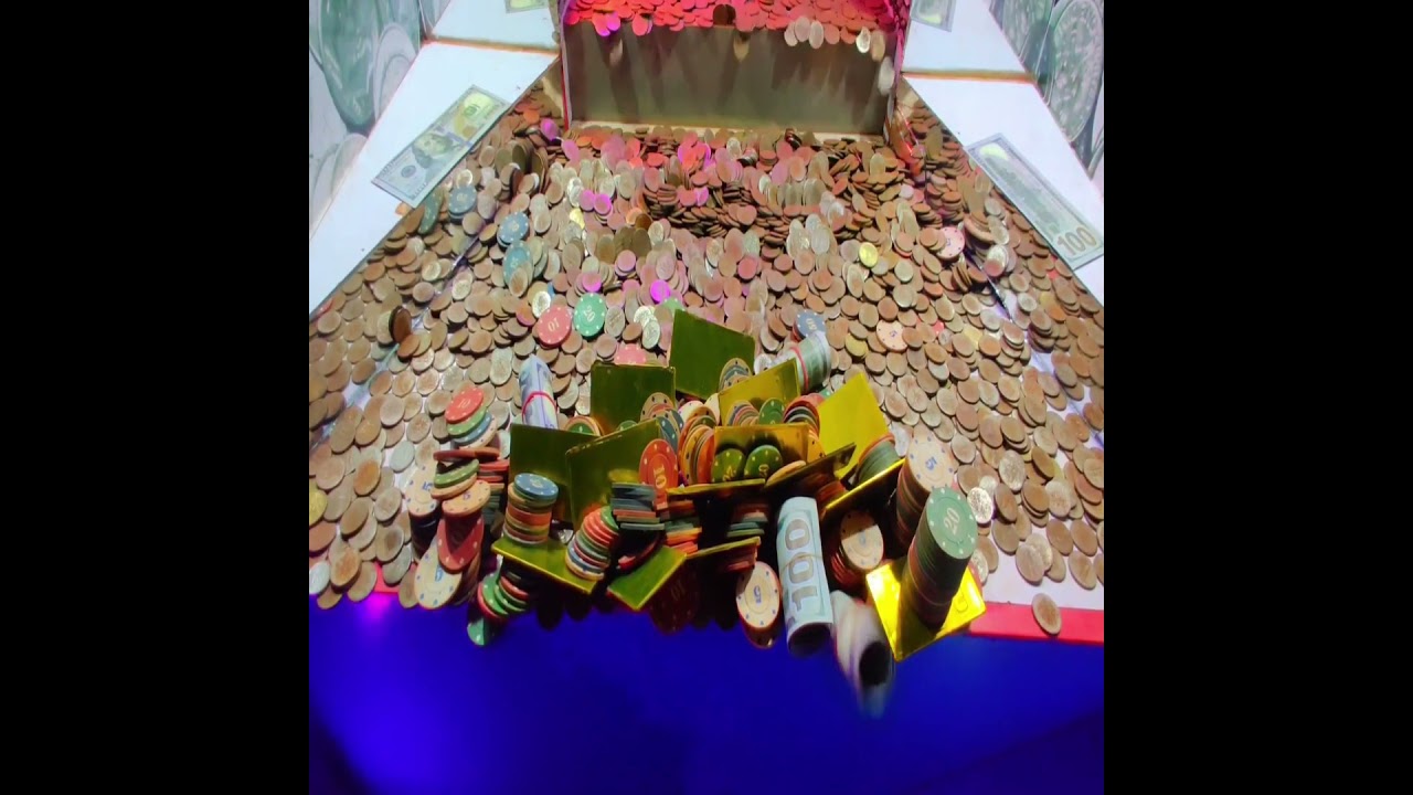 ROLL OF 200 DOLLARS CRASHES INSIDE HIGH LIMIT COIN PUSHER